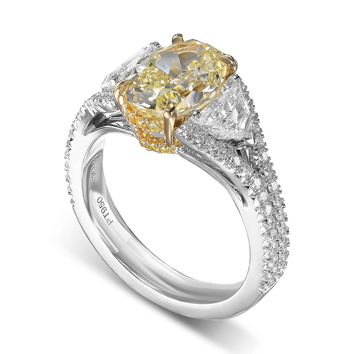 LEIBISH 2.51ct Light Yellow Oval Three-Stone Diamond Ring Brand Ring